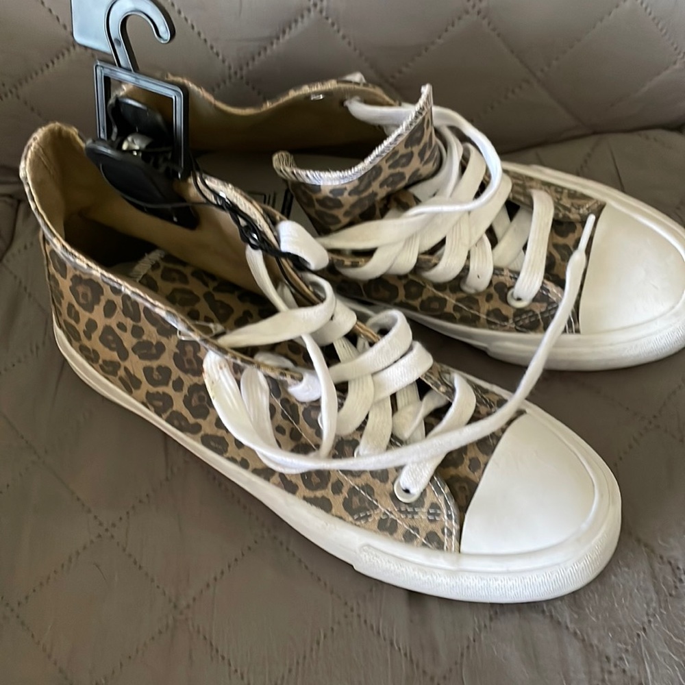 Casual high top women’s leopard print size 8 1/2